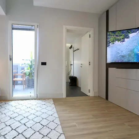 Garibaldi 4 Penthouse 1br With Terrace & View, Old Town *