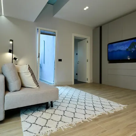 Garibaldi 4 Penthouse 1br With Terrace & View, Old Town Apartament