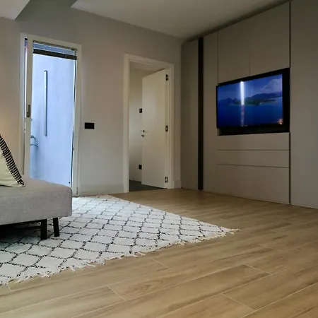 Garibaldi 4 Penthouse 1br With Terrace & View, Old Town