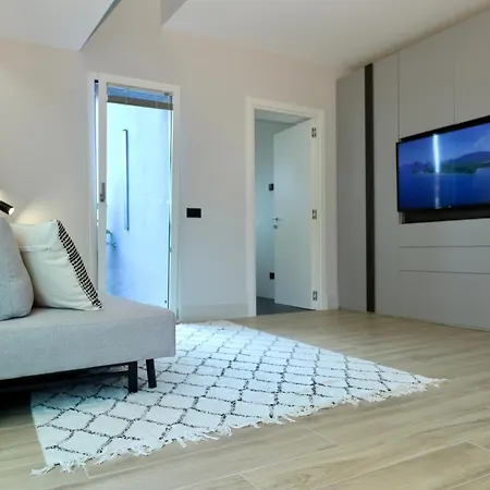 Garibaldi 4 Penthouse 1br With Terrace & View, Old Town