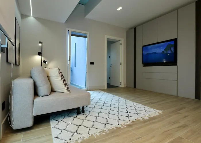 Luxurious Garibaldi Penthouse - Big Terrace - Great View - Renovated - Historical Centre Apartament